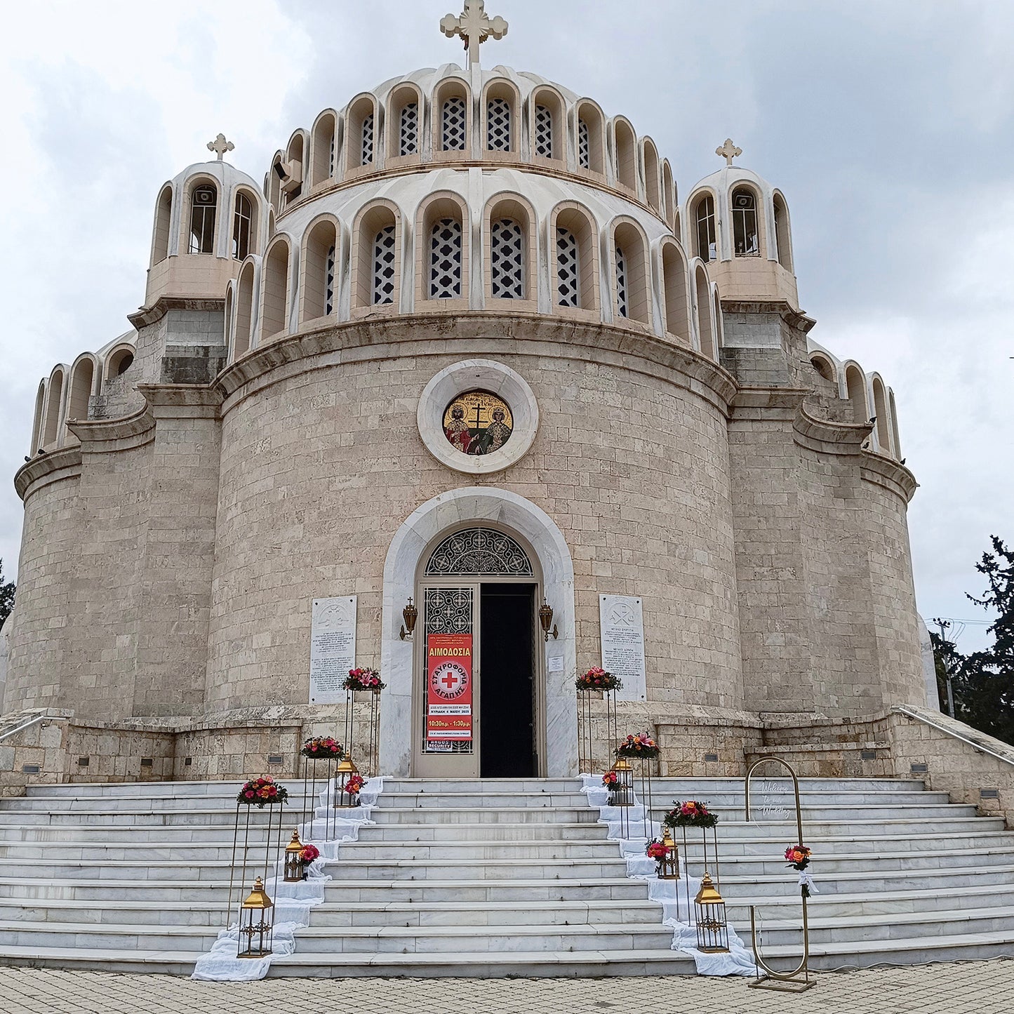 Στολισμός Γάμου magenta στον Ιερό Ναό Αγίων Κωνσταντίνου και Ελένης στη Γλυφάδα