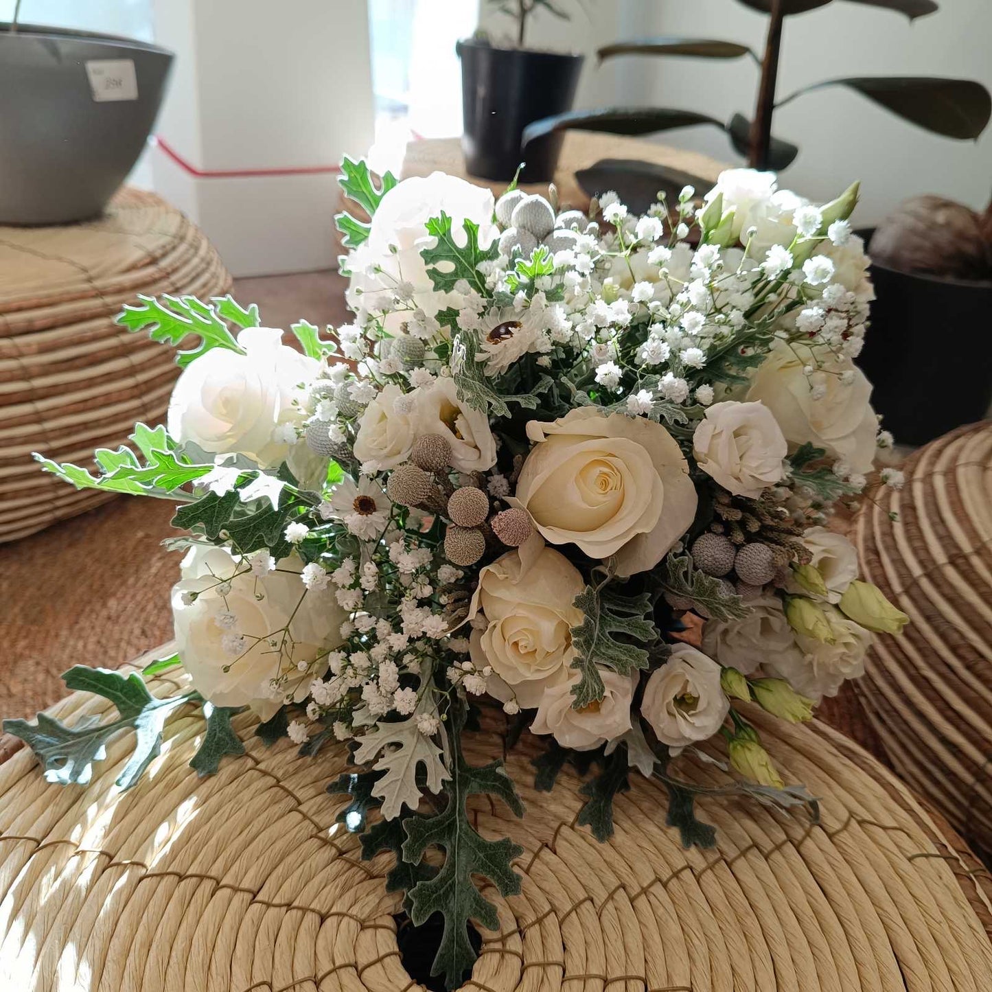 Νυφική Ανθοδέσμη με Λευκά Τριαντάφυλλα & dusty miller – Elegant White Bridal Bouquet