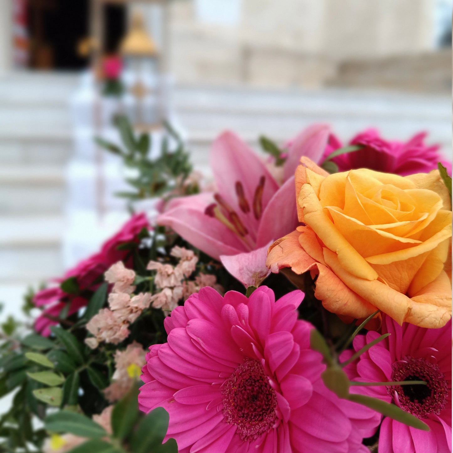 Στολισμός Γάμου magenta στον Ιερό Ναό Αγίων Κωνσταντίνου και Ελένης στη Γλυφάδα