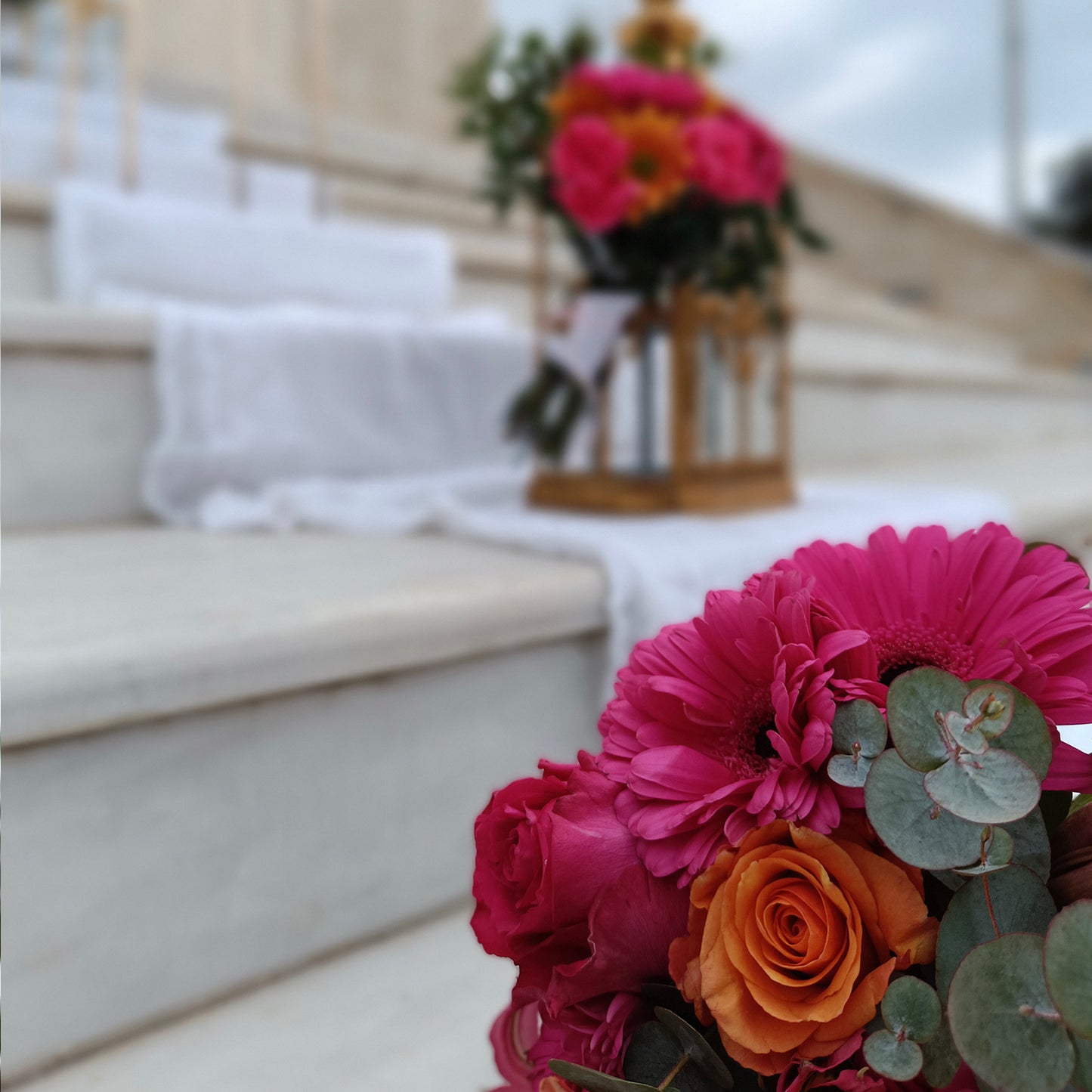 Στολισμός Γάμου magenta στον Ιερό Ναό Αγίων Κωνσταντίνου και Ελένης στη Γλυφάδα