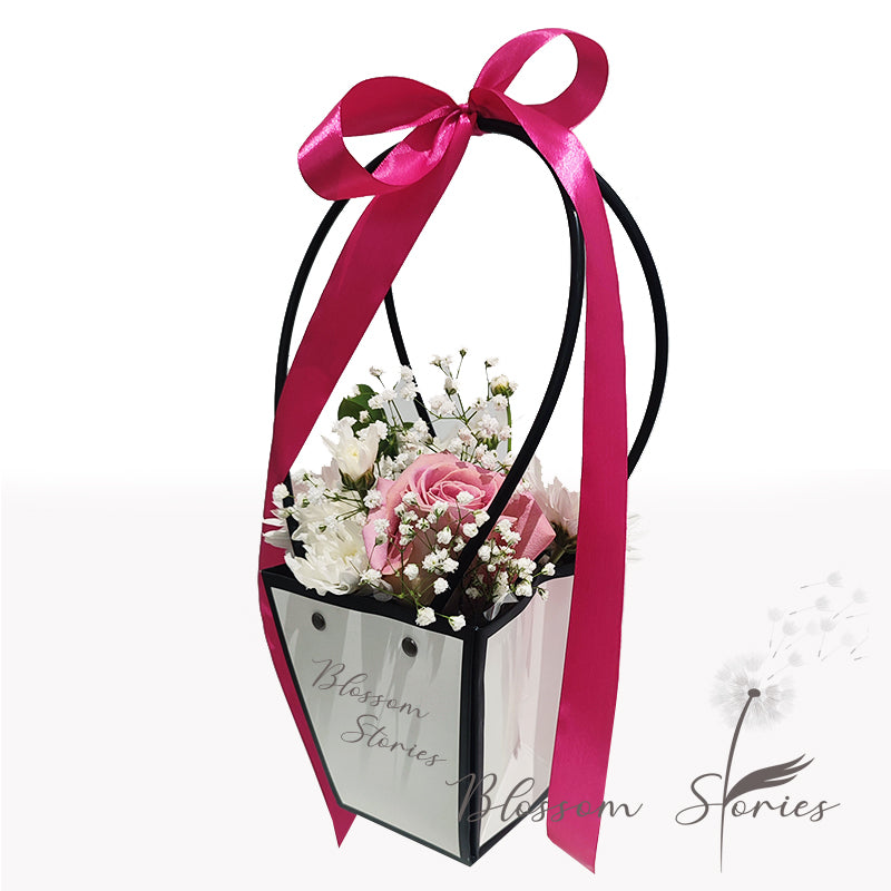 Ανθοσύνθεση σε τσαντάκι για δώρο γέννησης. Δώρο επετείου. Δώρο περίστασης.