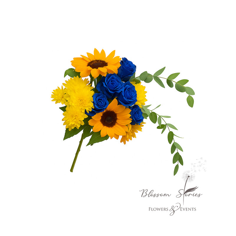 Ανθοδέσμη με ηλίανθους, μπλε τριαντάφυλλα, κίτρινα χρυσάνθεμα και πράσινο φύλλωμα σε λευκό φόντο – Blossom Stories