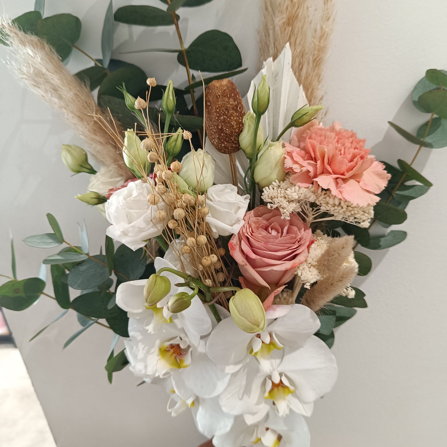 Νυφική Ανθοδέσμη με Ορχιδέες Phalaenopsis & Τριαντάφυλλα – Elegant Boho Bridal Bouquet