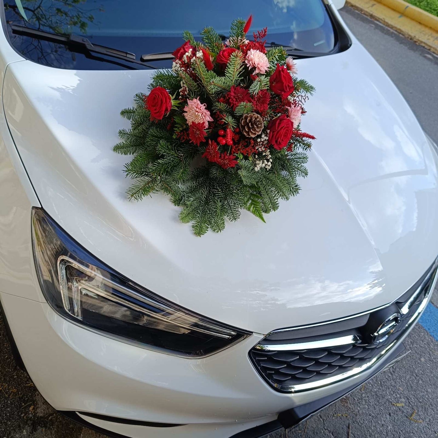 Στολισμός γάμου χριστουγεννιάτικος με έλατο κουκουνάρι και κόκκινα τριαντάφυλλα