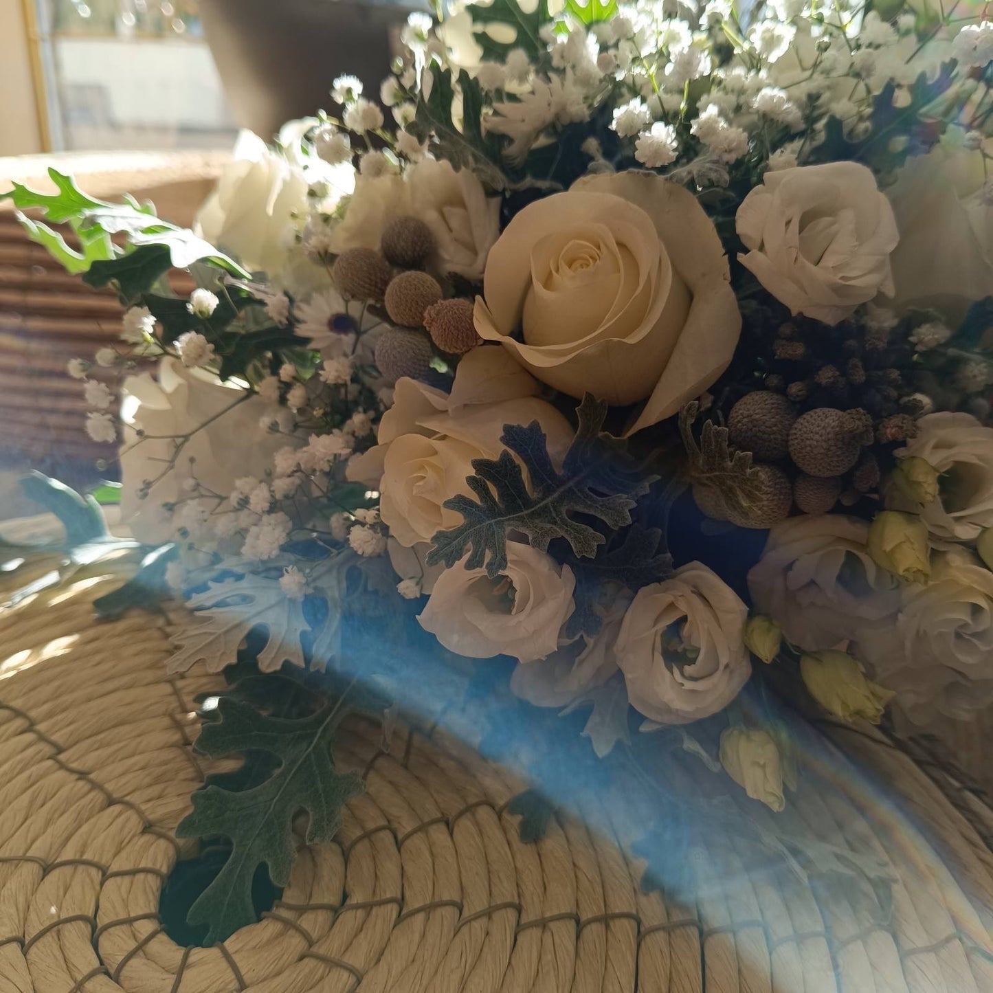 Νυφική Ανθοδέσμη με Λευκά Τριαντάφυλλα & dusty miller – Elegant White Bridal Bouquet