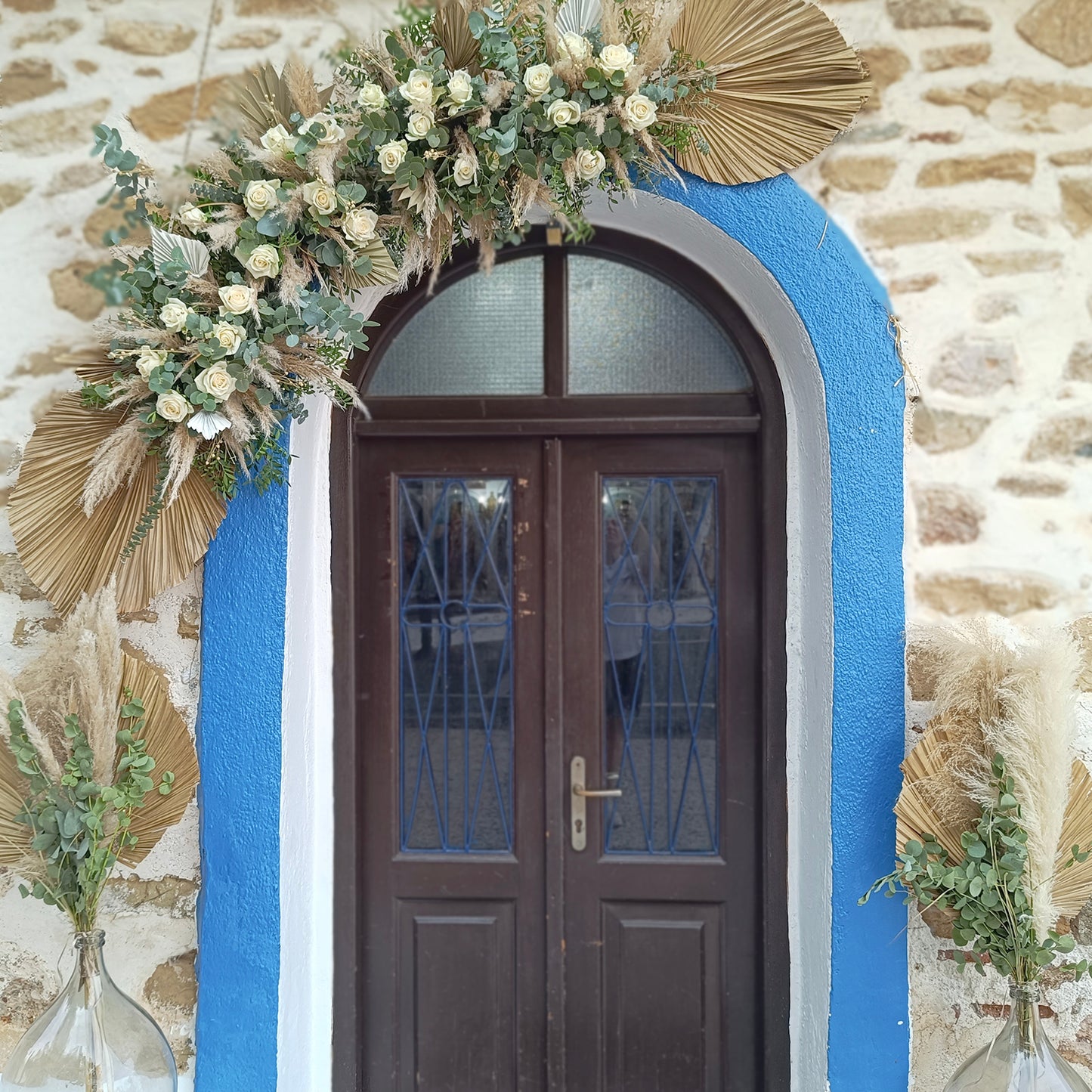 Γάμος boho με λευκά άνθη στον Άγιο Νικόλαο Λαγονησίου