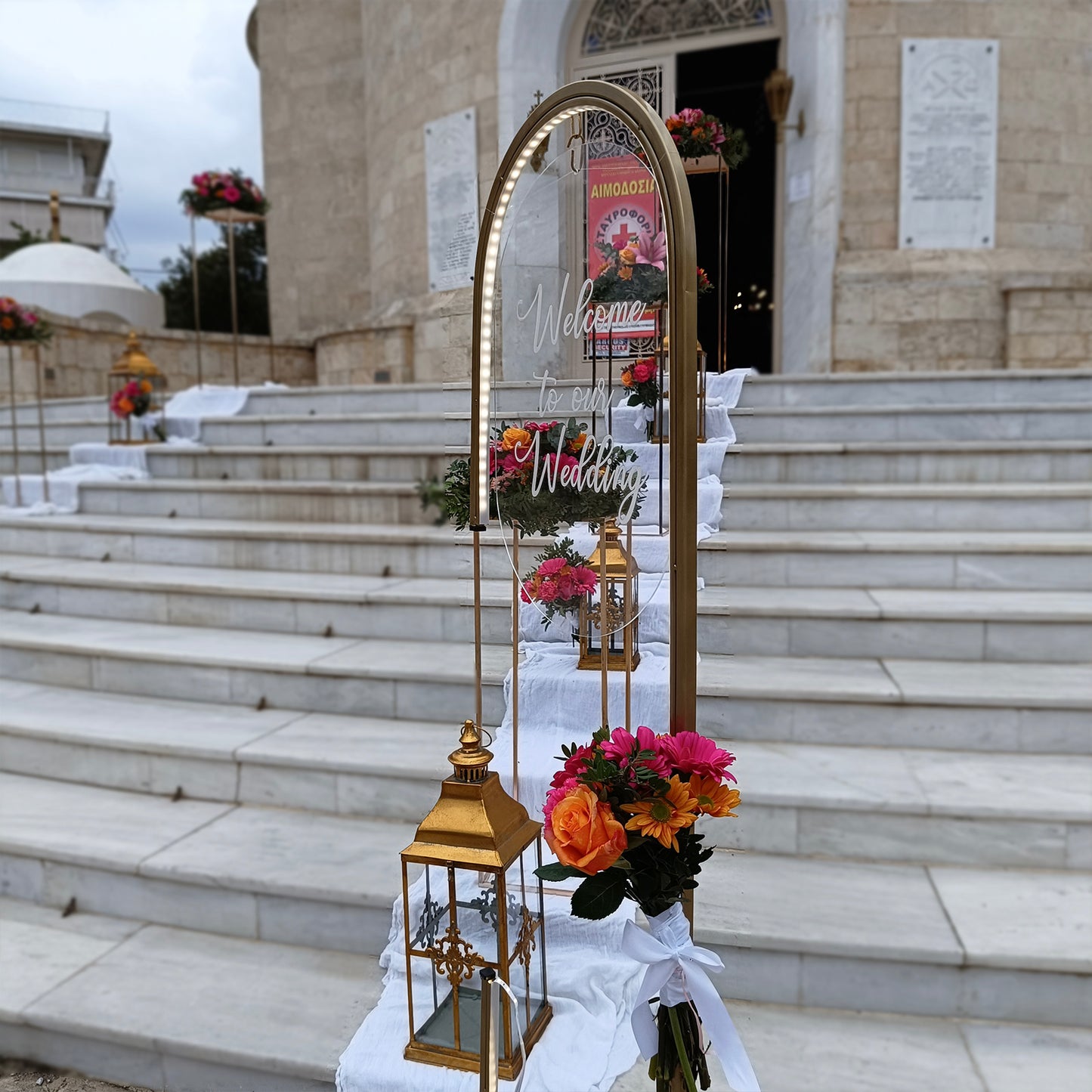 Στολισμός Γάμου magenta στον Ιερό Ναό Αγίων Κωνσταντίνου και Ελένης στη Γλυφάδα