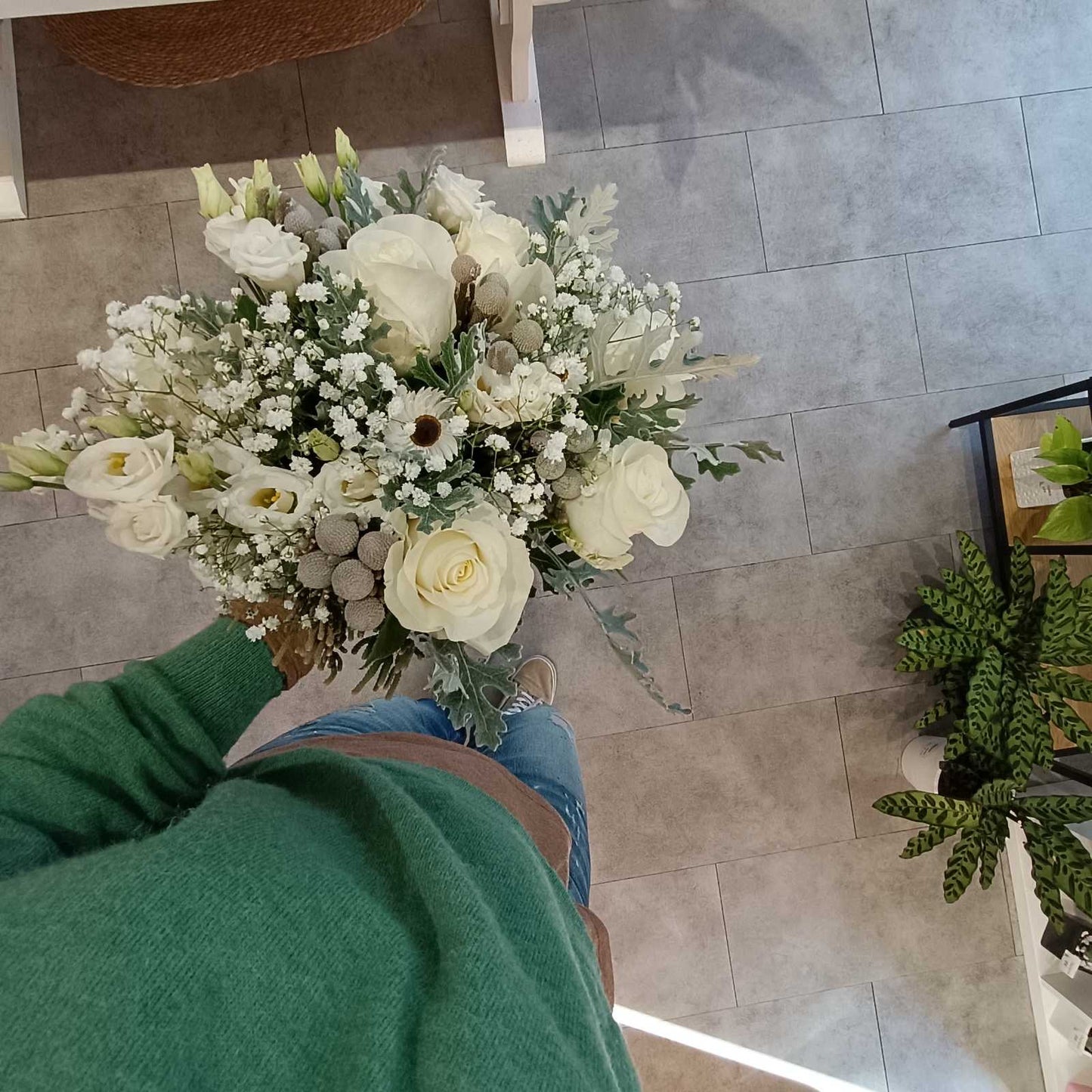 Νυφική Ανθοδέσμη με Λευκά Τριαντάφυλλα & dusty miller – Elegant White Bridal Bouquet