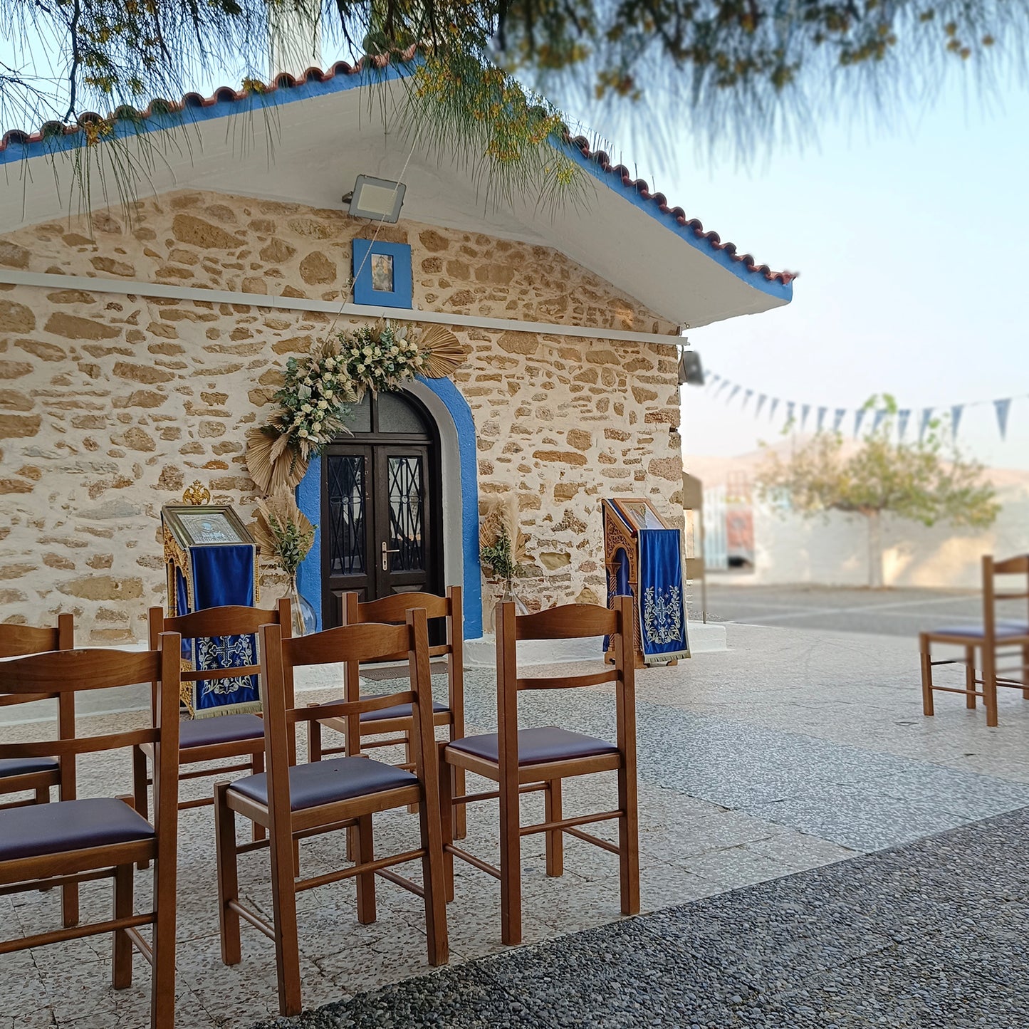 Γάμος boho με λευκά άνθη στον Άγιο Νικόλαο Λαγονησίου