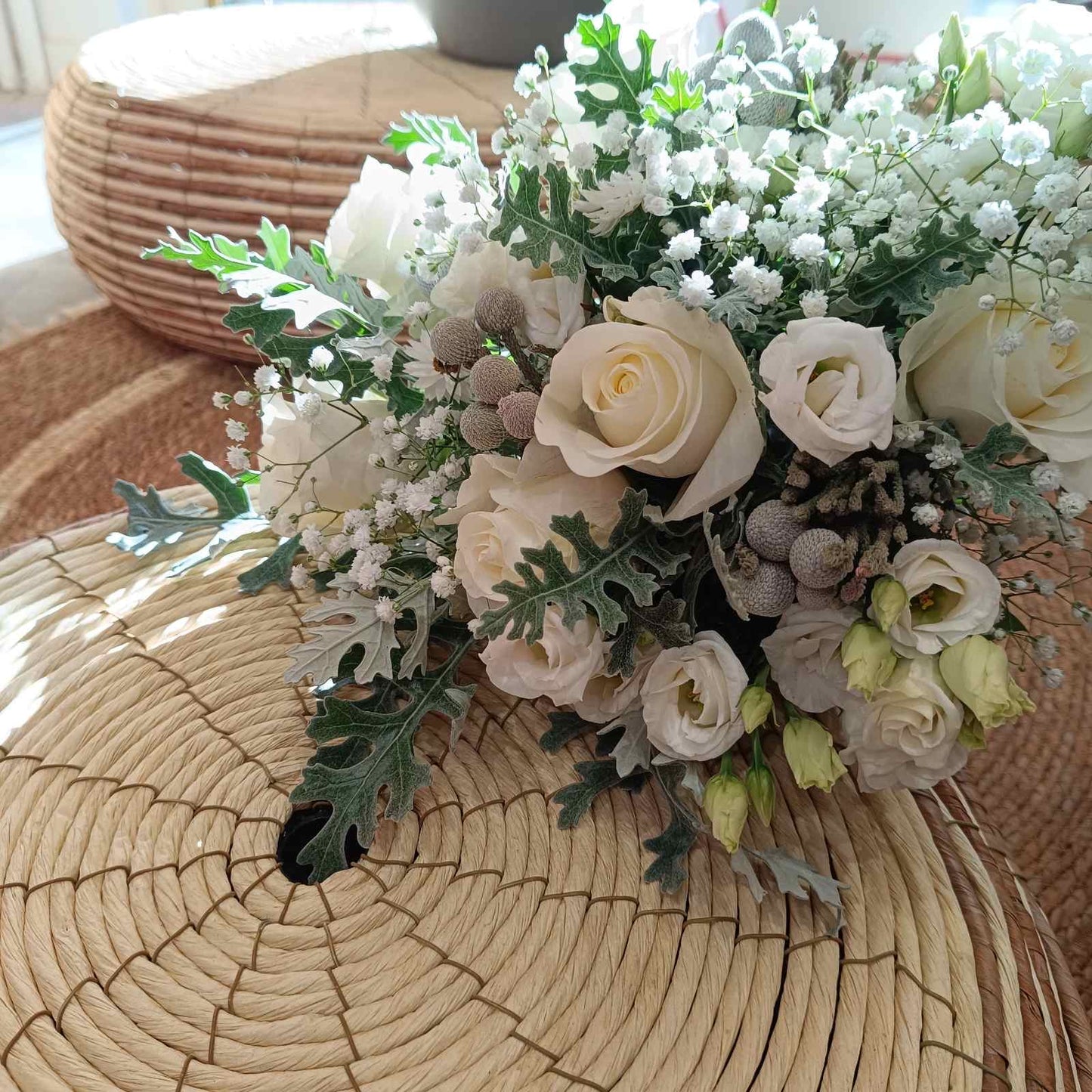 Νυφική Ανθοδέσμη με Λευκά Τριαντάφυλλα & dusty miller – Elegant White Bridal Bouquet