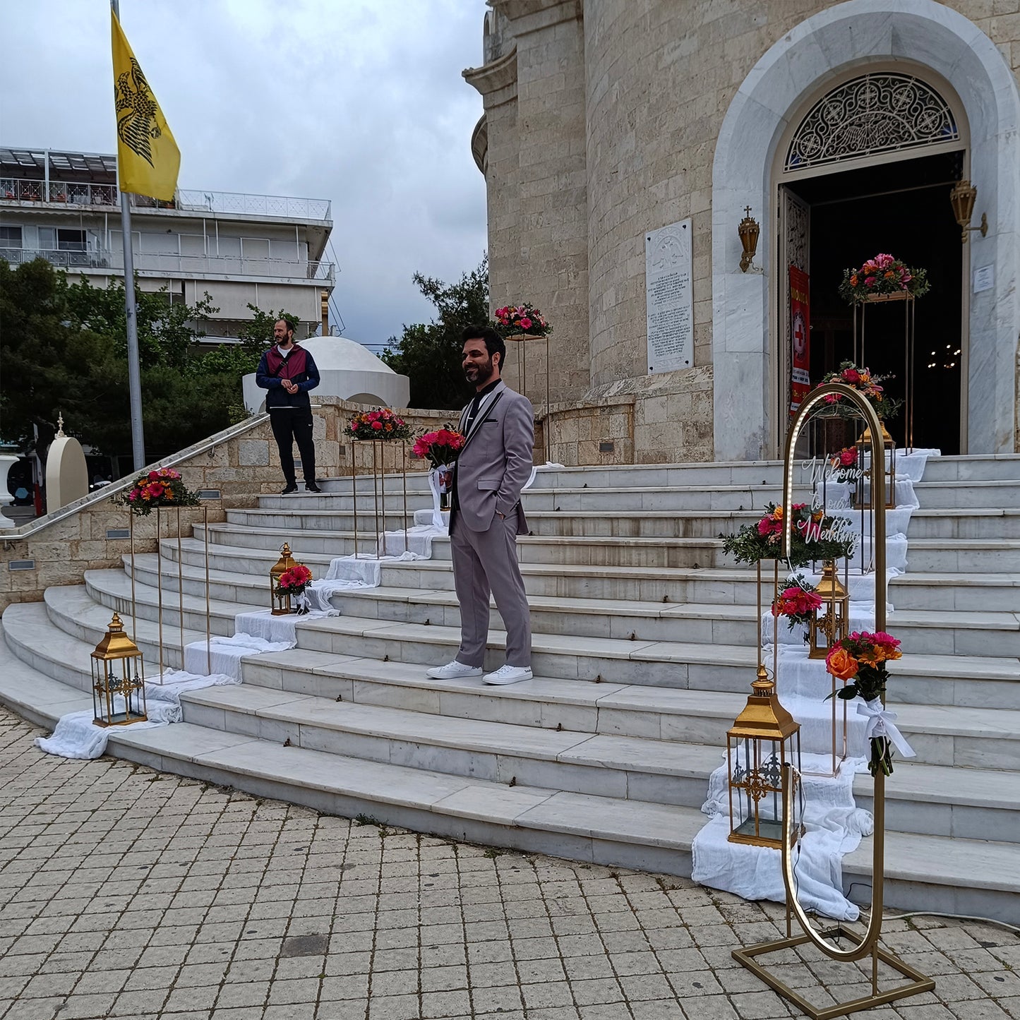 Στολισμός Γάμου magenta στον Ιερό Ναό Αγίων Κωνσταντίνου και Ελένης στη Γλυφάδα