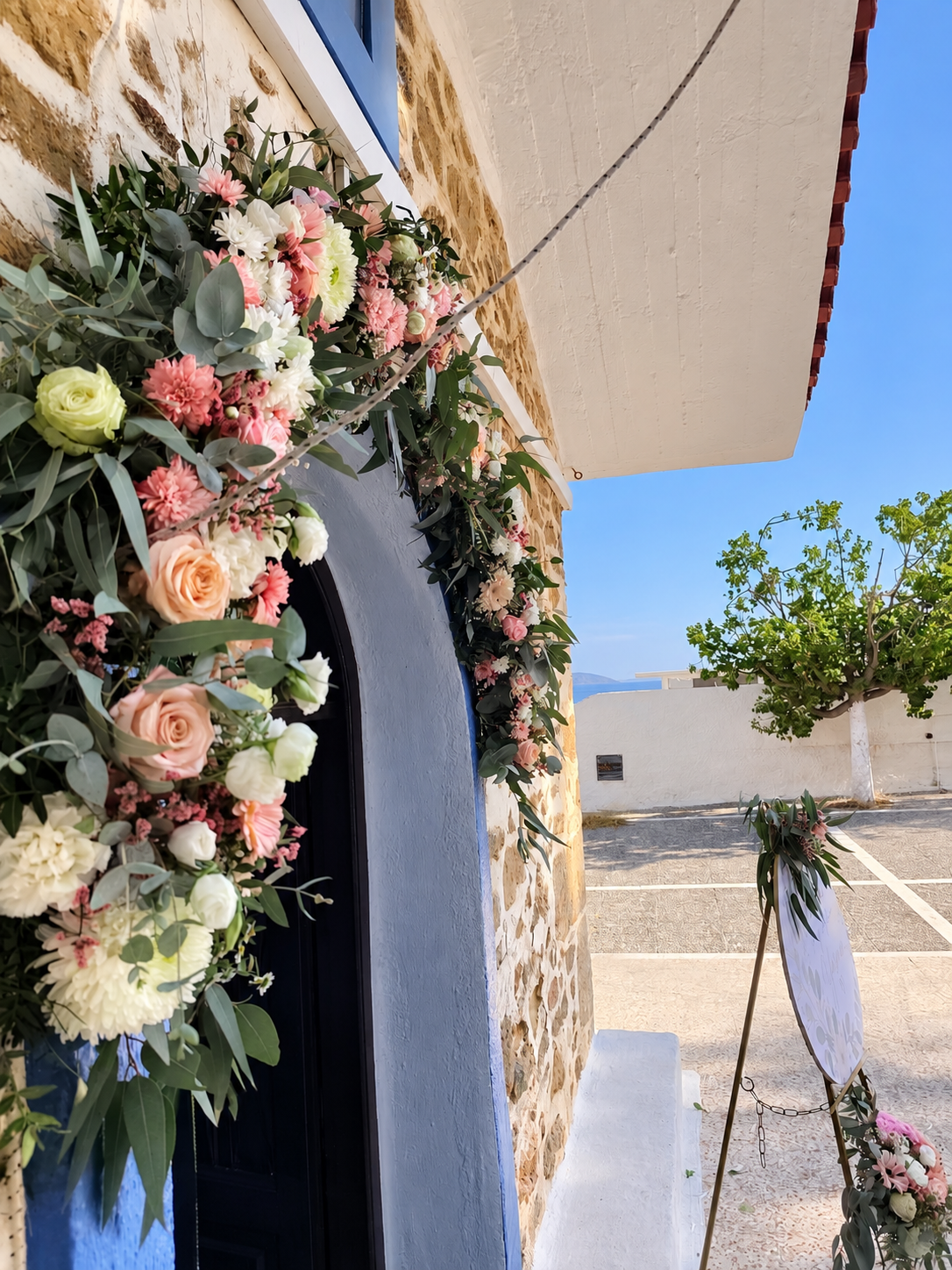 Στολισμός βάπτισης με τριαντάφυλλα ζέρμπερες και χαμομήλι σε αποχρώσεις ροζ σομών λευκό κίτρινο στον ιερό ναό αγίου νικολάου λαγονήσι