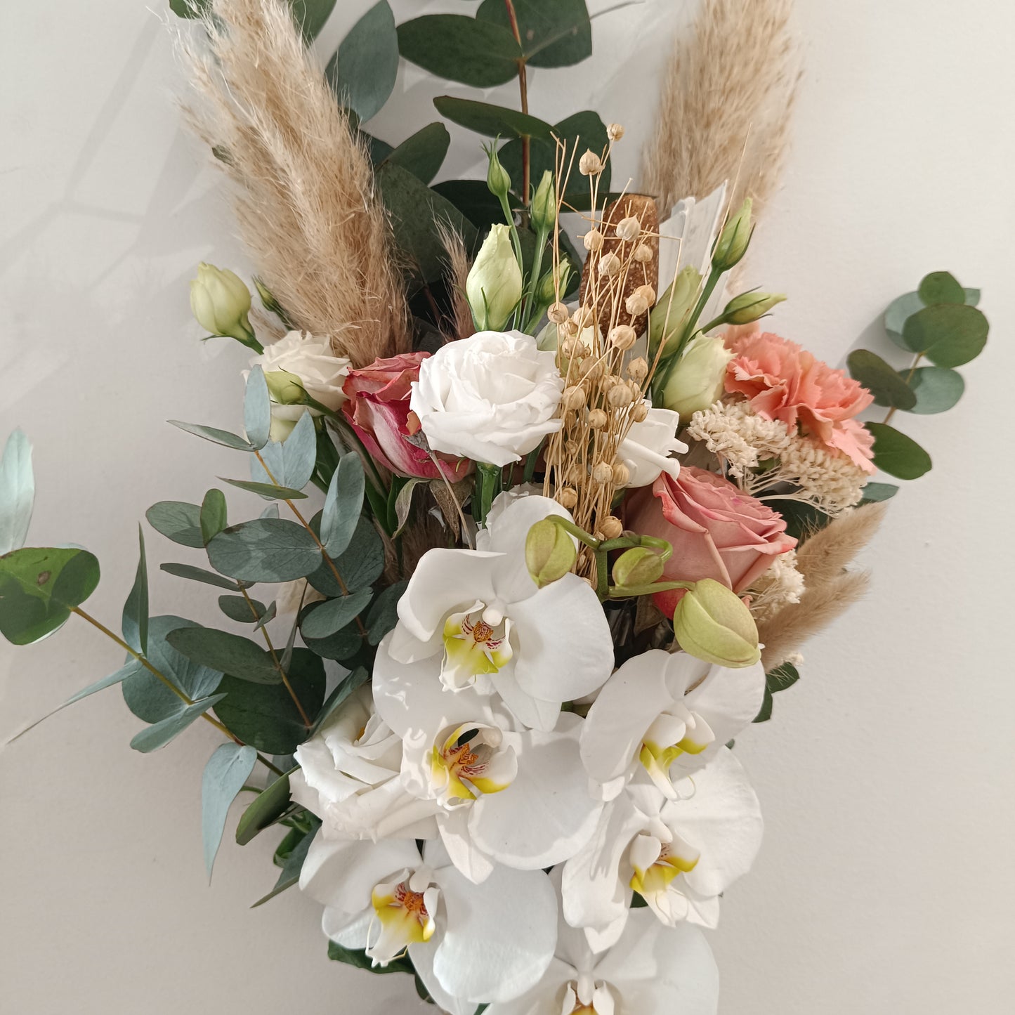 Νυφική Ανθοδέσμη με Ορχιδέες Phalaenopsis & Τριαντάφυλλα – Elegant Boho Bridal Bouquet