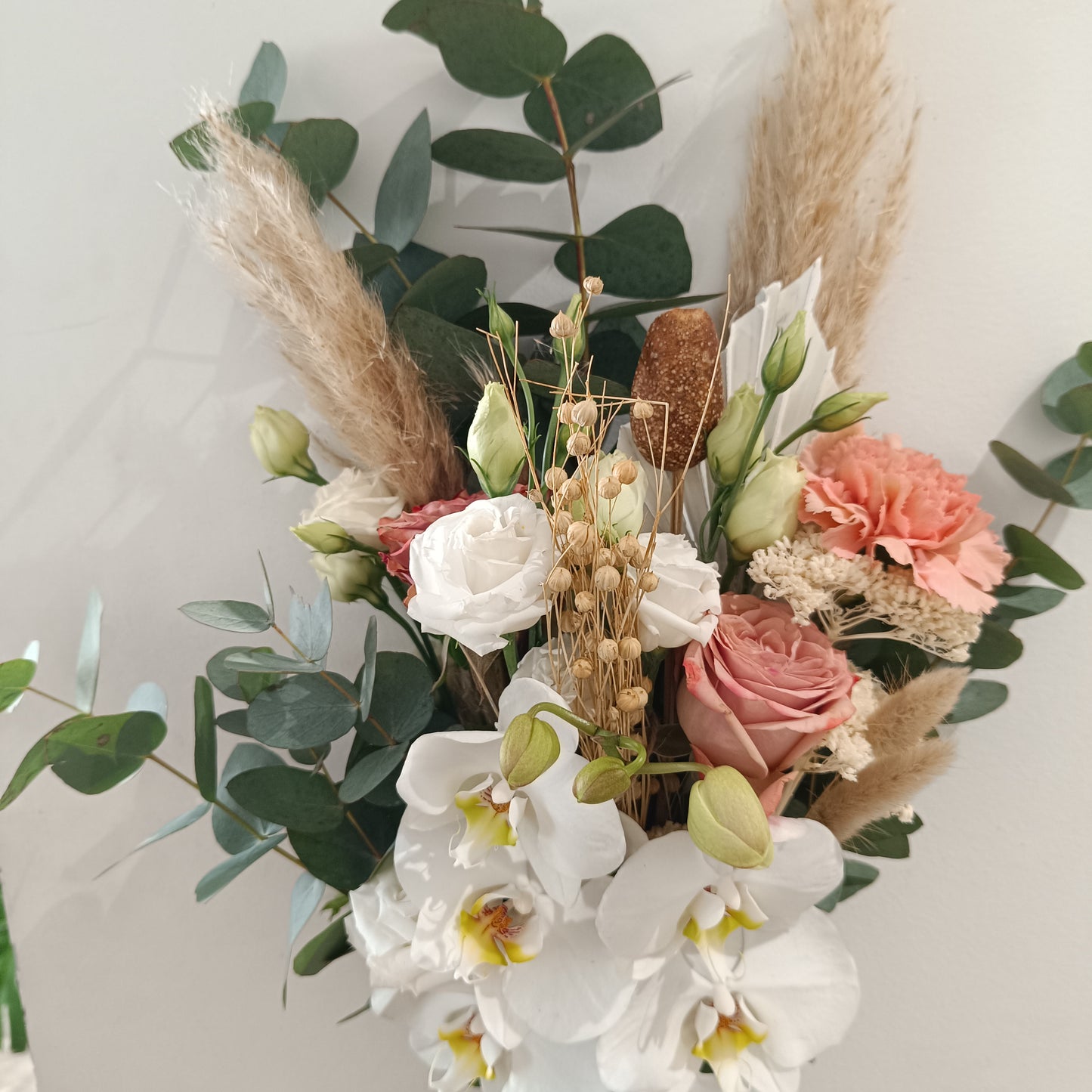 Νυφική Ανθοδέσμη με Ορχιδέες Phalaenopsis & Τριαντάφυλλα – Elegant Boho Bridal Bouquet